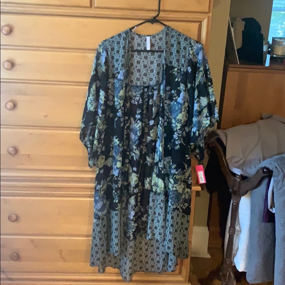 Stunning sheer kimono 😍